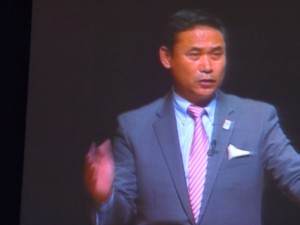 時にはユーモアをまじえてお話をする佐々木監督