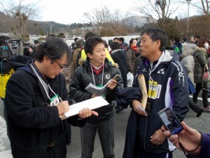 5区ゴール後マスコミのインタビューを受ける西監督(石川)