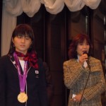 金メダルをかけた秋山さんと母