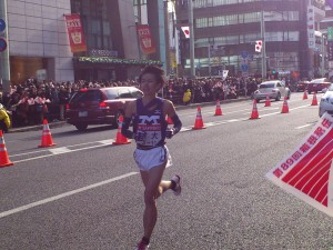 2013.1.3  日本橋を激走する北選手