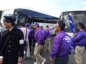 出雲駅伝 明大応援団バスで移動