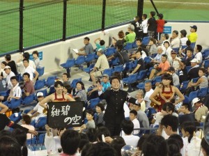 早稲田大学応援部による3塁側スタンドでの応援指導